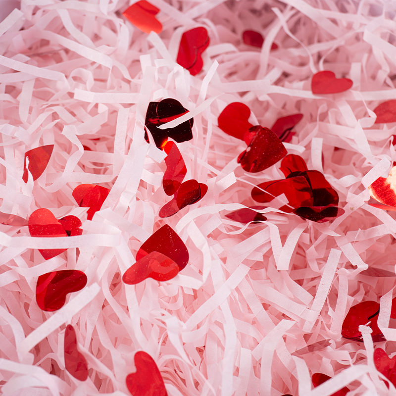Paillettes a forma di cuore con rafia